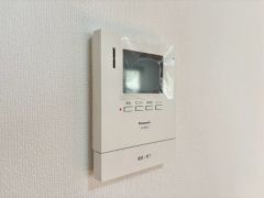 防犯性もばっちり、TVモニター付きインターホン完備。大きなモニターで玄関先を確認できます。録画機能が付いているので不在時の訪問者も確認できて安心です＾＾
