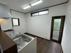 広々としたキッチン作業台。複数人で調理をするのもゆとりがあります。後方にはゴミ出しに便利な勝手口付き＾＾