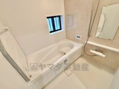 1日の疲れを癒すくつろぎのバスルーム。足を伸ばしてもゆったりと入れるサイズです。お子様と一緒にお風呂に入っても狭くないですね＾＾