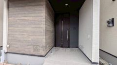 採光のいい明るい玄関です。