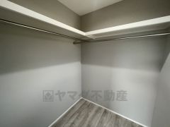 収納量たっぷりのウォークインクローゼット。ハンガーパイプ付で散らかりがちな洋服類もきれいに整理できます。