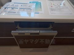家事の時間が短縮できる食器洗浄乾燥機付。後片付けも楽になりますね。