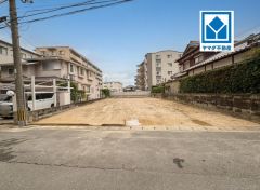小学校まで徒歩3分以内、スーパーまで徒歩5分の立地