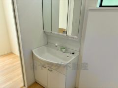 洗面台、洗濯機置き場、バスルームが連なっている、生活導線の考えられた作りになっています。