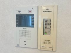今や必需品となっておりますTVモニター付きインターホンです。録画・再生器のもついており防犯性もばっちりです。キッチン横にありワンタッチで外の方とお話ができますので便利です。