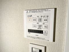 浴室暖房乾燥機には、暖房、乾燥、涼風、換気の4つの機能が付いています。タイマー付きです。雨の日はもちろん、急ぎで洗濯する必要のあるお子様の体操服や、下着類などを乾かすのに便利です。