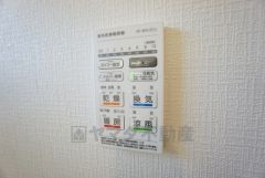 雨の日の洗濯も安心できる浴室暖房乾燥機付き浴室。リモコンで操作もボタン1つで簡単。