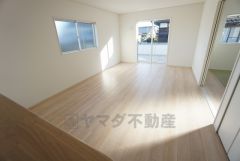 大きな窓のあるリビングは、陽光あふれる明るい空間です。居心地良く、ご家族皆がゆったり寛げる憩いの空間となりそうです。