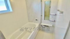 1日の疲れを癒すくつろぎのバスルーム。足を伸ばしてもゆったりと入れるサイズです。お子様と一緒にお風呂に入っても狭くないですね＾＾