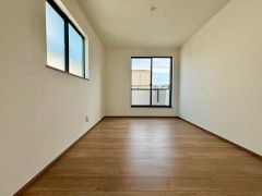 2面採光を確保した明るい室内は、風通しも良く、大変居心地の良い空間となっております。爽やかな風を感じて起きる朝は、快適生活の始まりに。