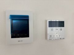 お風呂のお湯張りや給湯の温度調整、追い炊きがボタンで楽々操作できる給湯機リモコンと、部屋の中にいながら訪問者の確認ができるTVモニター付きインターフォンがキッチン近くに設置されています＾＾