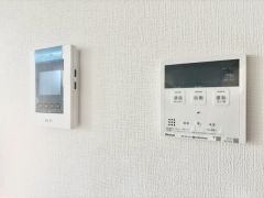 防犯性もばっちり、TVモニター付きインターホン完備。大きなモニターで玄関先を確認できます。録画機能が付いているので不在時の訪問者も確認できて安心です＾＾
