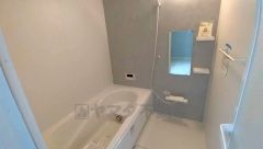 1日の疲れを癒すくつろぎのバスルーム。足を伸ばしてもゆったりと入れるサイズです。お子様と一緒にお風呂に入っても狭くないですね＾＾