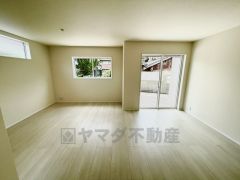 家族が集まる開放的なリビング。思い思いの時間を過ごしたり食事をしたり、素敵な団らんの場になりますね。