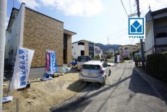 前面道路西側4ｍに面しています。