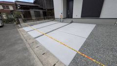 駐車スペースは並列で2台分（車種による）あります。