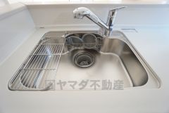 キッチンシンクは洗剤やスポンジを収納出来るラック付き。広さも確保しているので、大きなお鍋も洗いやすいですね。