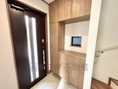 たっぷり収納できるシューズボックスです。家族全員の靴がきれいに整頓できます。