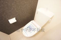 温水洗浄機付トイレです。節水機能もあるので、安心して使えますね。もちろん、1階2階の2ヶ所にトイレがあるので、忙しい朝にもゆとりができますね。