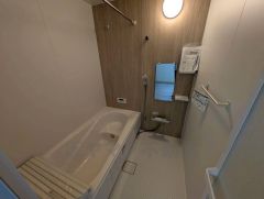 日の疲れを癒すくつろぎのバスルーム。足を伸ばしてもゆったりと入れるサイズです。お子様と一緒にお風呂に入っても狭くないですね＾＾