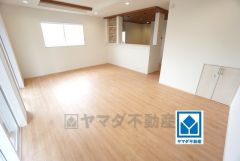 家族が集まる開放的なリビング。思い思いの時間を過ごしたり食事をしたり、素敵な団らんの場になりますね。
