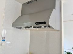 調理スペース近くの空気だけを排気するレンジフード。煙とにおいを排出する効率がよくなり、電気代もお得に＾＾
