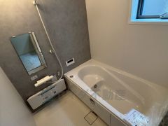 1日の疲れを癒すくつろぎのバスルーム。足を伸ばしてもゆったりと入れるサイズです。お子様と一緒にお風呂に入っても狭くないですね^^