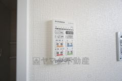浴室暖房乾燥機付き。天候に左右されず、いつでも好きなときに洗濯物を干せるので、仕事や家事で忙しい方に重宝します。