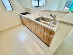 収納も、作業スペースも広々と設けられた使いやすいシステムキッチンです＾＾カウンターキッチンなので、ご家族と会話をしながら楽しくお料理ができます＾＾