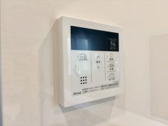 浴室暖房乾燥機には、暖房、乾燥、涼風、換気の4つの機能が付いています。タイマー付きです。雨の日はもちろん、急ぎで洗濯する必要のあるお子様の体操服や、下着類などを乾かすのに便利です。