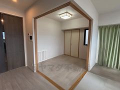 リビングには和室が隣接しており、引き戸で仕切れるので普段は繋げて広々空間として、来客時は客間としても