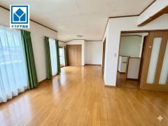 開放感あふれる2階20帖リビングダイニング バルコニー付きで快適な暮らしを実現できるゆとりある住空間（CGによる加工あり）