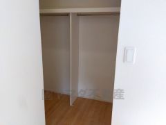 収納量たっぷりのウォークインクローゼット。ハンガーパイプ付で散らかりがちな洋服類もきれいに整理できます。