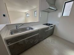 収納も、作業スペースも広々と設けられた使いやすいシステムキッチンです＾＾カウンターキッチンなので、ご家族と会話をしながら楽しくお料理ができます＾＾