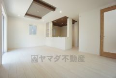 対面式キッチンを中心としたリビングダイニングで家族の会話が弾みそうです。