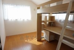 暖かい日差しが差し込む洋室。