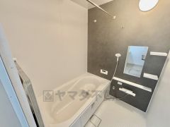 1日の疲れを癒すくつろぎのバスルーム。足を伸ばしてもゆったりと入れるサイズです。お子様と一緒にお風呂に入っても狭くないですね^^