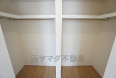 ウォークインクローゼット付き＾＾ハンガーパイプ下にボックスを置いて、枕棚を活用して、たっぷりと収納できそうです＾＾