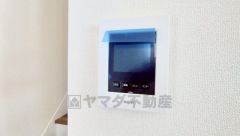 防犯性もばっちり、TVモニター付きインターホン完備。大きなモニターで玄関先を確認できます。録画機能が付いているので不在時の訪問者も確認できて安心です＾＾