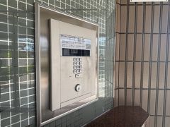 広々としたエントランスは築年数を感じさせません。