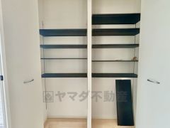 玄関収納は家族全員の靴を収納できる大きさです。