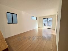 2面採光を確保したリビングは、陽光あふれる明るい空間です。ゆったり寛げる憩いの場となりそうです＾＾