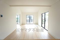 大きな掃き出し窓のあるリビングは、陽光あふれる明るい空間です。ゆったりと寛げる憩いの場となりそうです。