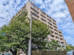 緑豊かな植栽に囲まれた落ち着きあるマンション