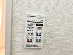 浴室暖房乾燥機には、暖房、乾燥、涼風、換気の4つの機能が付いています。タイマー付きです。雨の日はもちろん、急ぎで洗濯する必要のあるお子様の体操服や、下着類などを乾かすのに便利です。