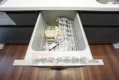 食事の後の手間を解消する食器洗い乾燥機を標準装備。手洗いよりも断然節約でき、節水で自然にもやさしいです。