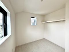 オープンクローゼット付きで衣類や小物を見やすく収納。 毎日の身支度がスムーズにできる、使い勝手の良い空間です