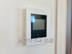 防犯性もばっちり、TVモニター付きインターホン完備。大きなモニターで玄関先を確認できます。録画機能が付いているので不在時の訪問者も確認できて安心です＾＾