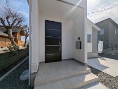 屋根付きの玄関ポーチには自転車やお子様の外遊び道具なども収納できますね。