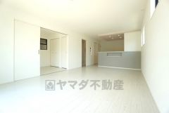 家族が集まる開放的なリビング。思い思いの時間を過ごしたり食事をしたり、素敵な団らんの場になりますね。